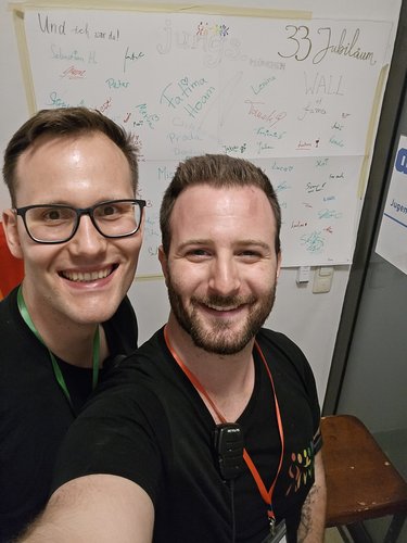 Jungs Jubiläum Alex und Stefan vor Wall of fame