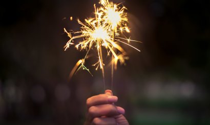 Brennende Wunderkerzen werden von Hand gehalten