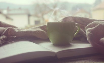 Kaffeetasse auf Buch