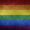 Prideflagge auf Beton mit starker Vignettierung