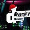Party-Bild mit diversity Logo mit Weihnachtsmütze und Regenbogenrand